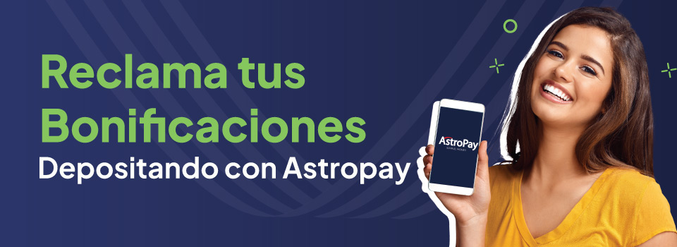 Mujer joven sonriendo mientras muestra la pantalla de su celular en donde se puede ver el logo de Astropay