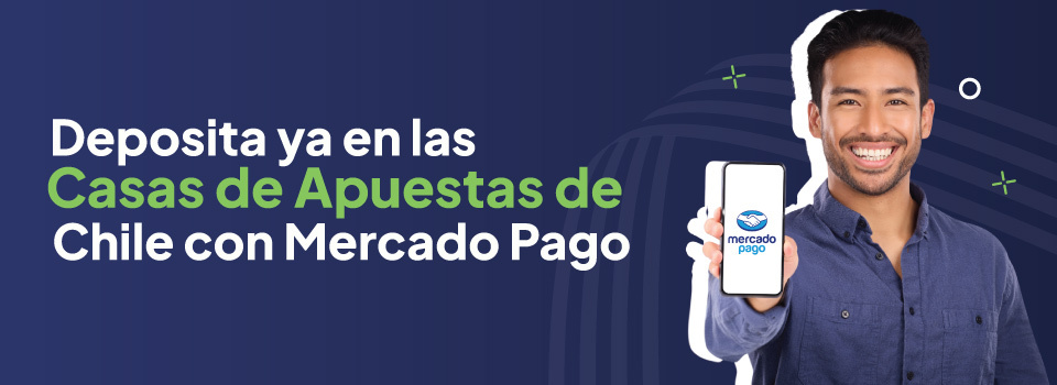 Hombre joven sonriendo y mirando a cámara mientras muestra el logo de Mercado Pago en la pantalla de su teléfono inteligente